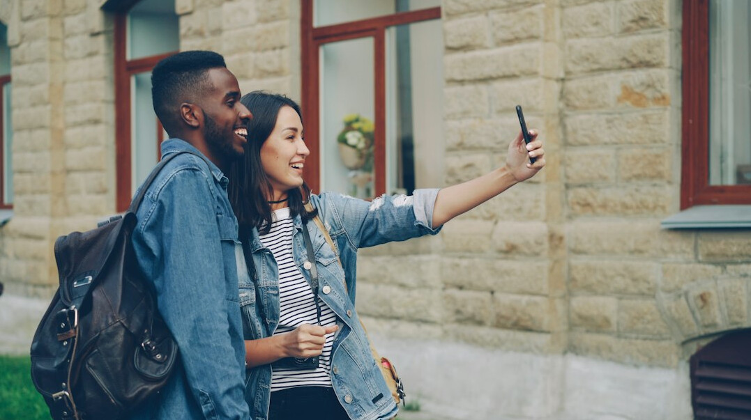 friends chatting on smartphones